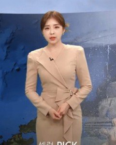 [셀럽 PICK] 모니크 리본 셔링 언발 카라 슬림 라인 원피스