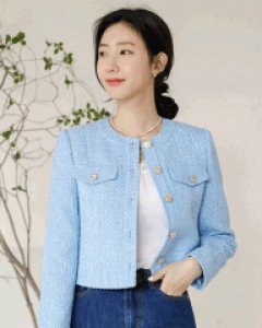 [루이스엔젤] 소프트블루 골드버튼 세미크롭 노카라 트위드 자켓