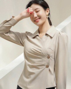 [루이스엔젤] 노블 셔링 슬림 랩 골드버튼 퍼프 오픈카라 블라우스