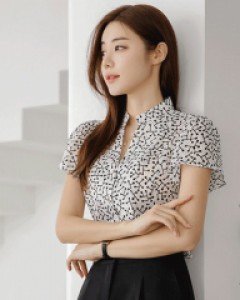 [루이스엔젤] 엘즈 프릴 튤립소매 펄라인 오픈 차이나넥 블라우스