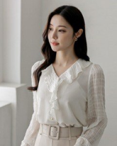 [루이스엔젤] 에르베 V넥 엠보프릴 블라우스