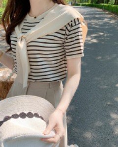 데이텀 숄 스트라이프 반팔니트 티