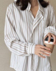 히키 스트라이프 언발버튼셔츠-2color,언발버튼으로 트렌디한 무드-바디를 타고 유연한 내츄럴핏 - 스타일티바