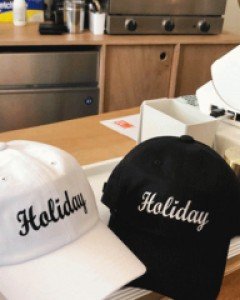 홀리데이 델리볼캡-레터링 포인트로 트렌디한 볼캡 - 스타일티바