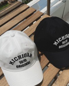 베나 피그먼트 레터링 볼캡-2color,빈티지 레터링자수-캐쥬얼룩에 잘 어울려요 - 스타일티바