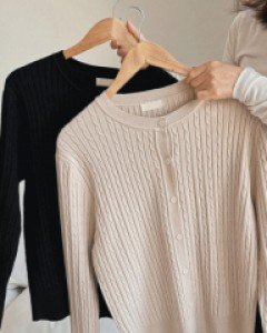 마크 케이블 라운드니트가디건-5color,부드럽고 포근한 촉감-베이직한 케이블패턴의 가디건 - 스타일티바