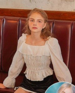 [블랙핑크 로제, 아이들 슈화 착용] SQUARE NECK SHIRRING BLOUSE ( WHITE )