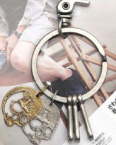 시크한 디테일과 아주 섬세하여 멋스러운 Skull 키링밋밋한 코디에 악세서리로 제격인 아이템!!