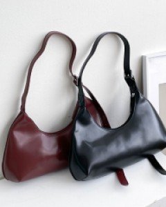 실용적인 사이즈가 매력적인 부드러운 쉐입의 부트 숄더백