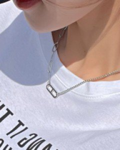뱅글과 체인 두가지 디자인으로 유니크한 네크리스