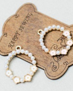 진주꽃리스 금속장식 (22mm)