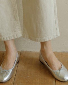 8DA28257KK_지폭 소가죽 리본장식 플랫