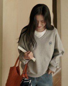 5DA28830AA_에즈 FV자수 브이넥맨투맨