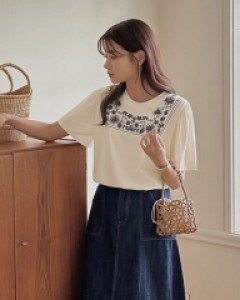 square embroidered round tee